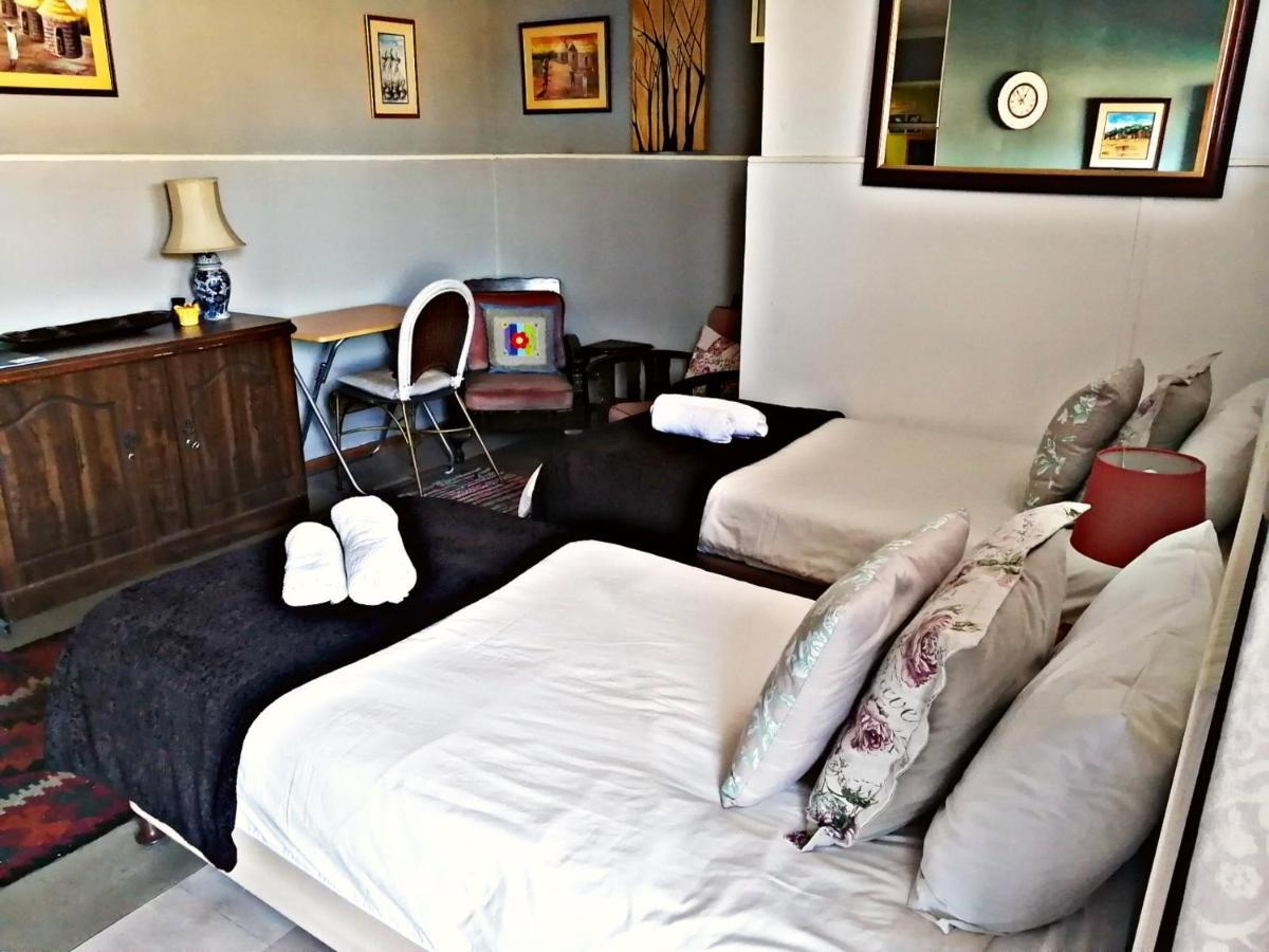 Suzie'S Coffee Shop Accommodation Bellville Exterior foto